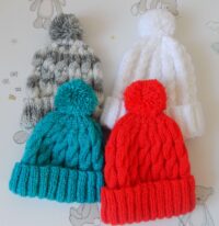 baby's bobble hat/pompom hat