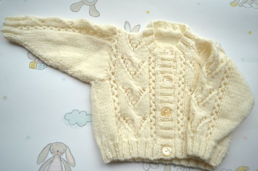 B065 baby cardigan cream chevron front