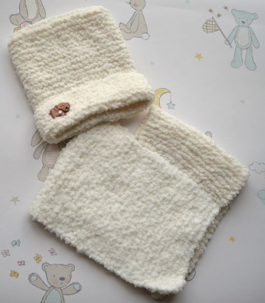 B208 baby hat & poncho cream