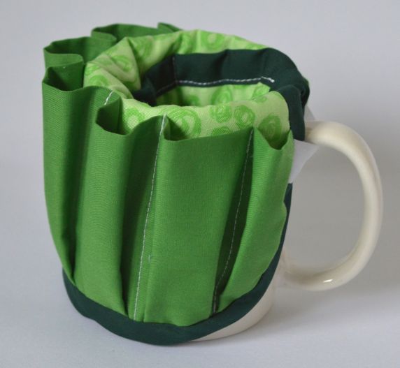 H142 Mug organiser green circles green bottle