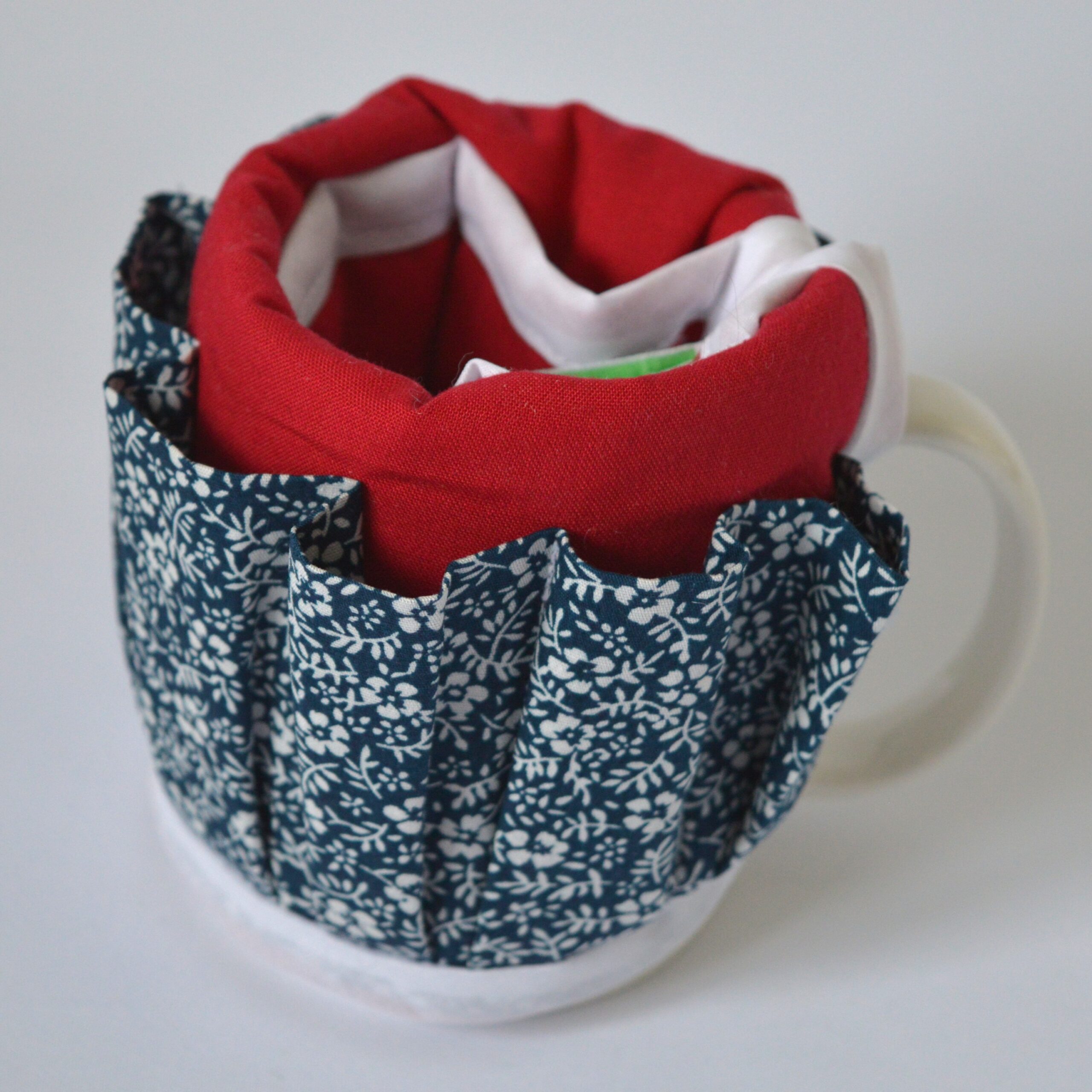 H169 Mug organiser red navy white flower white