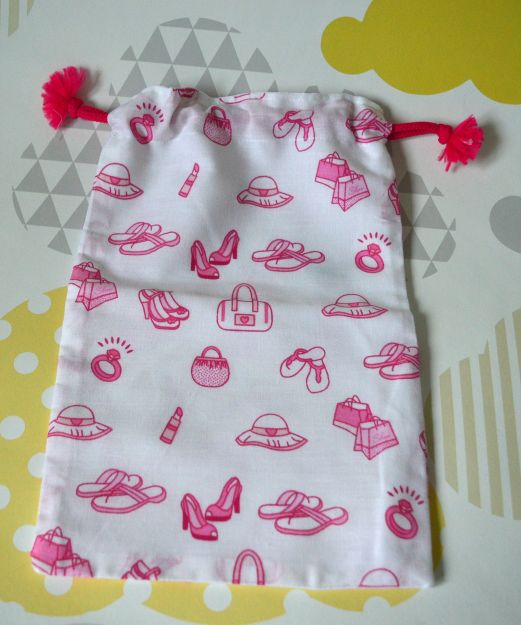 H284 Toilet bag white fuschia dots