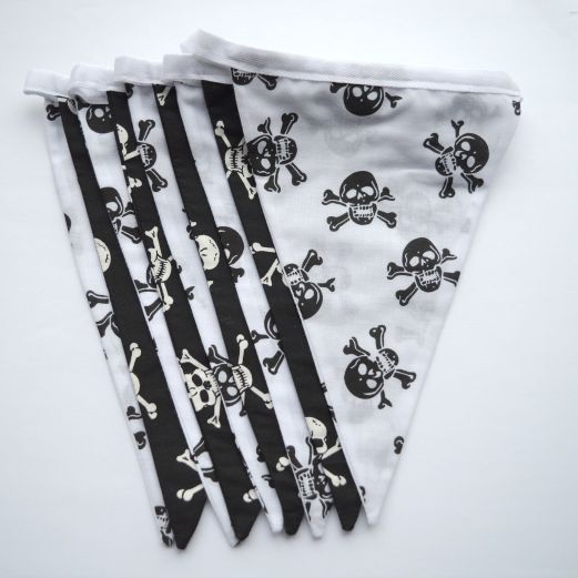 K024 bunting skull & crossbones